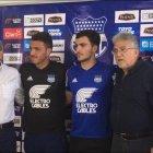  El volante, junto a su nuevo técnico Mariano Soso y directivos de Emelec. 