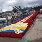  Representantes del cantón Pedro Moncayo reciben el Récord Guinness por la estructura floral. 