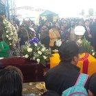  Alumnos y familiares acuden al velatorio. 