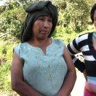  Carmen Beluduma (vestido celeste), dijo que ella no sabía nada de lo que su esposo le hacía a sus hijas. 