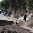  Con pico, palas y azadones, sacan tierra de los terrenos para que las volquetas rellenen el sector afectado en la carretera que une a la parroquia Quisapincha con siete comunidades de la zona alta. 