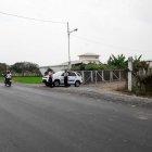  Agentes policiales en la entrada de la hacienda.  