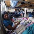  Tras ser trasladados por autoridades municipales a centros de acogida, los venezolanos duermen en camas y se organizan para la realización de actividades en dichos sitios.   