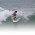  Gavetín se va a surfear hasta vestido y pintado como payaso.   