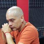  El artista se encuentra desesperado por dinero. 