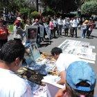  Familiares de desaparecidos protestan frente a la Fiscalía de Ambato. 