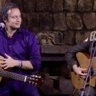  Vicente Abril es un policía cantante. Su primera canción promocional la grabó con Fausto Miño y se inspiró en una crisis que tuvo en su matrimonio.  