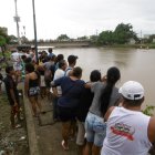  Según testigos, cuando el joven de 22 años se bañaba en el afluente, fue arrastrado por la fuerte corriente y en cuestión de minutos pereció ahogado. 