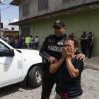  Janeth Quezada, mamá de la víctima, llegó justo en el momento en que su hija era embarcada en el vehículo de Medicina Legal.  