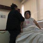  María Belén Trávez en compañía de Luz Flores, otra persona que también fue intervenida. 2. La cédula de su hijo es lo único que le queda de él. 