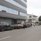  El edificio fue evacuado por el personal de emergencia. 