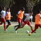  Los jugadores durante el entrenamiento del equipo.  