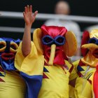  Fanáticos colombianos saludan antes de un partido del grupo H del Mundial Rusia 2018 entre Colombia y Japón. 