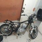  Los sospechosos interceptaban a sus víctimas en un vehículo, las amenazaban y se llevaban la motocicleta.  