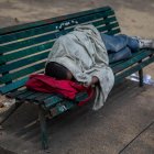  Los padres salen del país en busca de oportunidades; los niños, permanecen en las calles. 