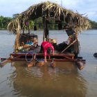  Tres extranjeros fueron rescatados, tras tener problemas con una balsa.  