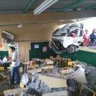  El camión se quedó enganchado en una viga.  