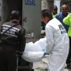   El niño estaba muerto junto a su madre y fue levantado por los agentes de Medicina Legal.  