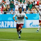  Jugadores mexicanos festejan las anotaciones.  