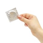  El condón es uno de los dispositivos utilizados para posibilitar las relaciones sexuales sin riesgo de embarazo.  