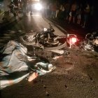  Los cuerpos quedaron tendidos en la carretera junto a las motos.   
