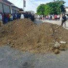  La vía hacia el puerto mencionado se encuentra obstruida con montículos de tierra desde las 06:00; así mismo se muestran rótulos donde los pescadores piden seguridad. 