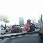  El semáforo de la Eloy Alfaro y Amazonas es su lugar de trabajo cada día.  