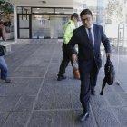  Luis Fernando Molina, de la defensa técnica del expresidente, en su arribo a la Fiscalía. 