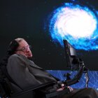  Hawking además dedicó investigaciones a los agujeros negros y a la historia del tiempo. 