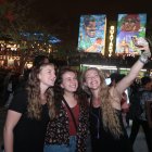  El lugar cobra mucho más color durante la noche.  