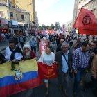 Durante el recorrido, los manifestantes gritaron consignas en contra de las medidas económicas. Anuncian huelga. 