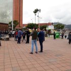  Personal espera mientras se realiza la inspección al edificio.  