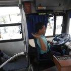  Recorrido. Marcos Castro conduce uno de los 30 buses de la línea 107, que cubre una de las rutas más peligrosas de la ciudad. 
