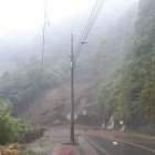  Según reporte del ECU911, un bus se habría quedado atrapado, dejando dos personas heridas y dos fallecidas. 