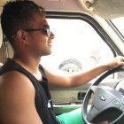  El jugador de 25 años recorriendo las calles de Guayaquil. En el círculo, mientras practica con su equipo, Don Café. 