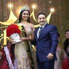  El prefecto Esteban Quirola ciñó la banda a la ganadora. 