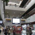  Llegaron agentes de servicio urbano de la Policía Nacional a comprobar el hecho y evitar que personas tomaran fotografías del exterior de los servicios higiénicos.  