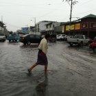  Los transeúntes intentar llegar a sus destinos como pueden.  