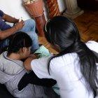  La madre de Amelia y otros familiares en todo momento están pendientes de la alimentación de la criatura.  