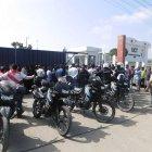  Manifestantes llegaron hasta los exteriores de la unidad de control de tránsito de Daule. 