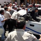  Hubo empujones y gritos tras la audiencia a la que fue llevado el implicado.   