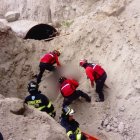  Bomberos recuperan los cuerpos de las víctimas. 