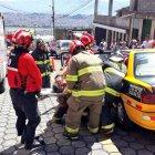  Uno de los autos involucrados se impactó contra uno de los postes de alumbrado público. El otro, en cambio, se chocó por la parte trasera del primer automotor. 