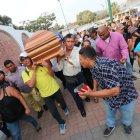  Junior Mero tocaba el cencerro durante el trayecto que hicieron hasta las bóvedas  