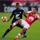  Jugadores de ambos equipos disputan el balón.  