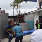  La parte exterior del centro hospitalario se vio abarrotado por  familiares y amigos que  querían conocer detalles de lo ocurrido. 