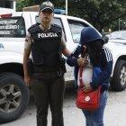  Una de las aprehendidas está embarazada. Se cubrió el rostro con el cabello. 