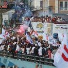  Globos blancos, banderas y bengalas acompañaron el tradicional cántico de “Yo te daré”. 