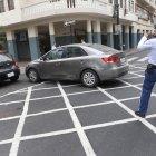  Agente realiza una multa por bloquear la intersección. 