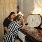  Amada Briones es consolada por su nieta Yulli Villamar. La señora le pedía a su hija que se levante y le hable. 